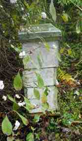 photo of a nucleus beehive used for transporting bees