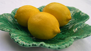 Photo: lemons in a green dish